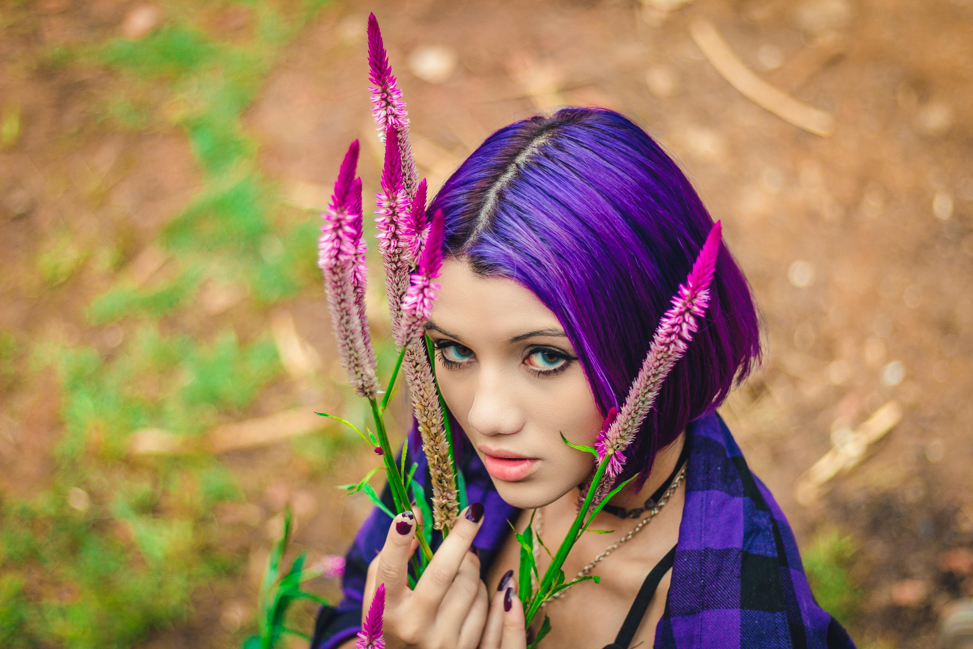 动漫美女遭遇叉子的复杂情感表达，叉与美的交织世界
