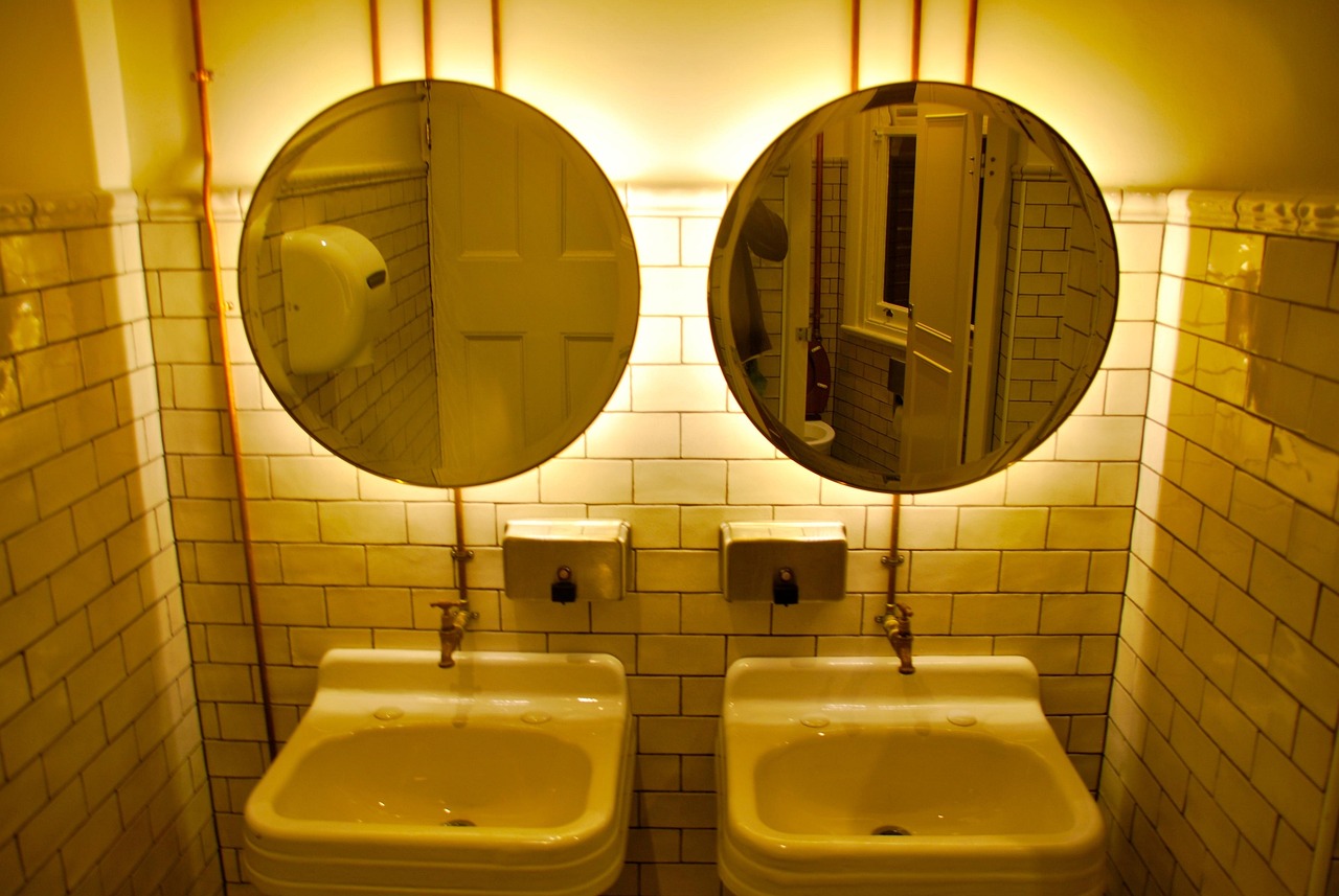 最新款卫生间隐形门,时尚设计与实用功能的完美融合