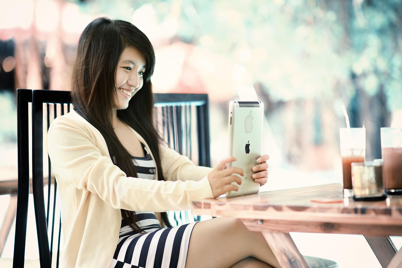 动漫世界中的触摸与界限，美女被摸事件多元解读