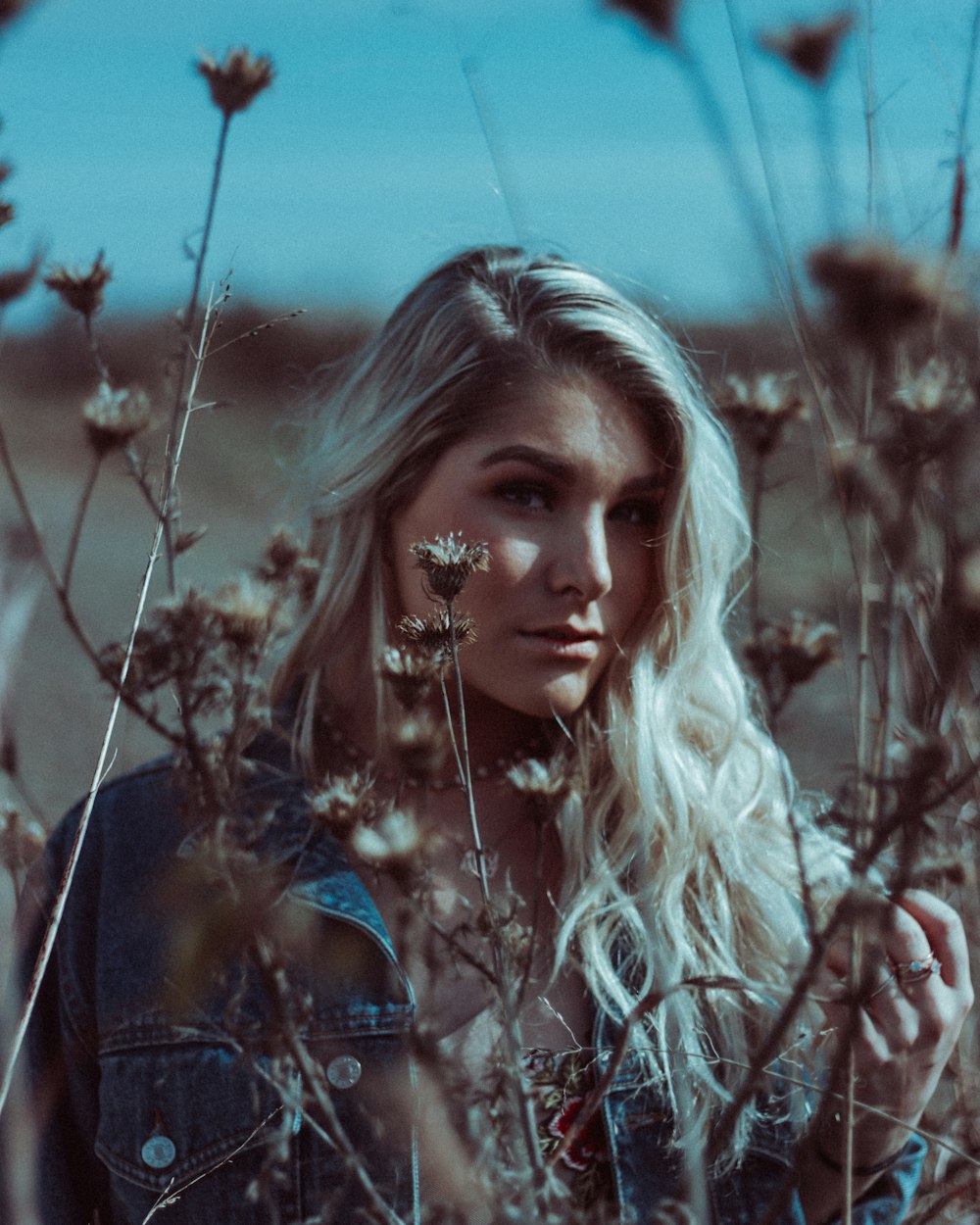 动漫头像中的悲伤女生，情感深度与艺术探索