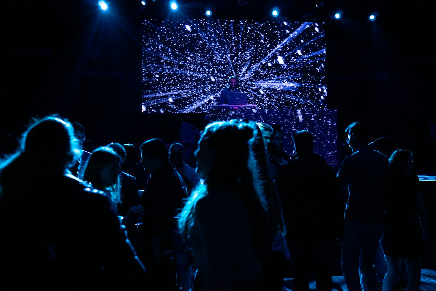 饥饿鲨进化最新版破解版下载攻略及体验分享，鲨鱼生存冒险之旅启动！