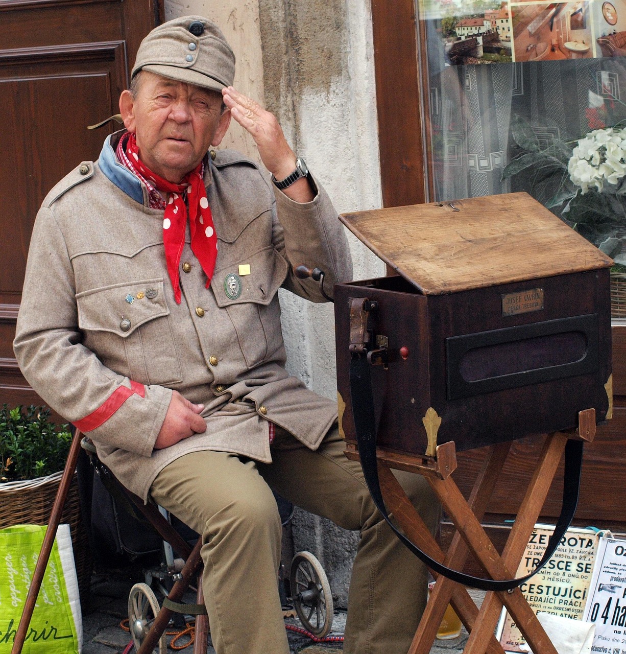 爷爷的新视频，时代跨越与亲情连结的温馨故事