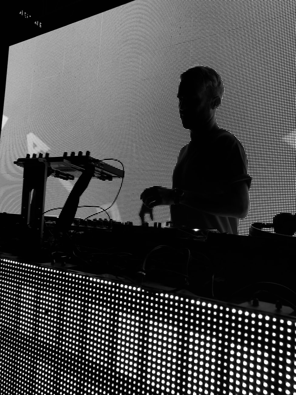 情感深度与视觉魅力的交融,男生伤感动漫头像精选