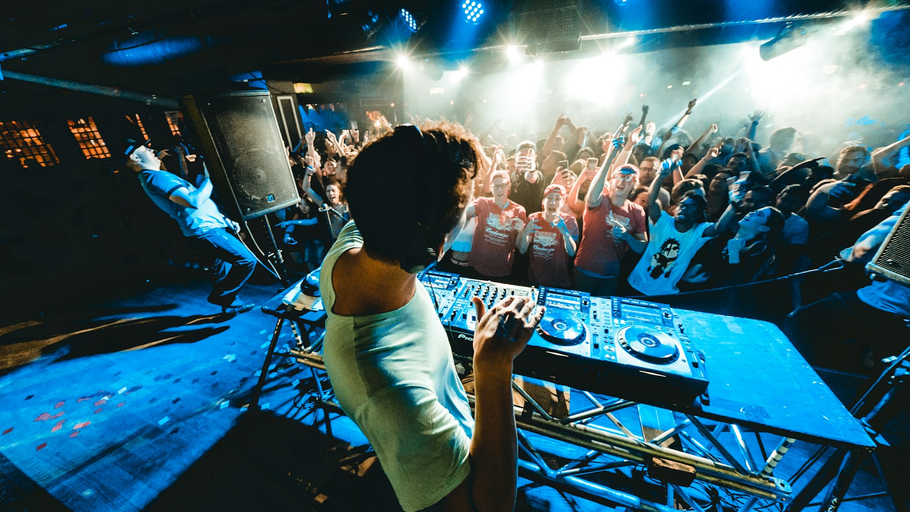 活力四溢的小型体育比赛，社区舞台展现风采